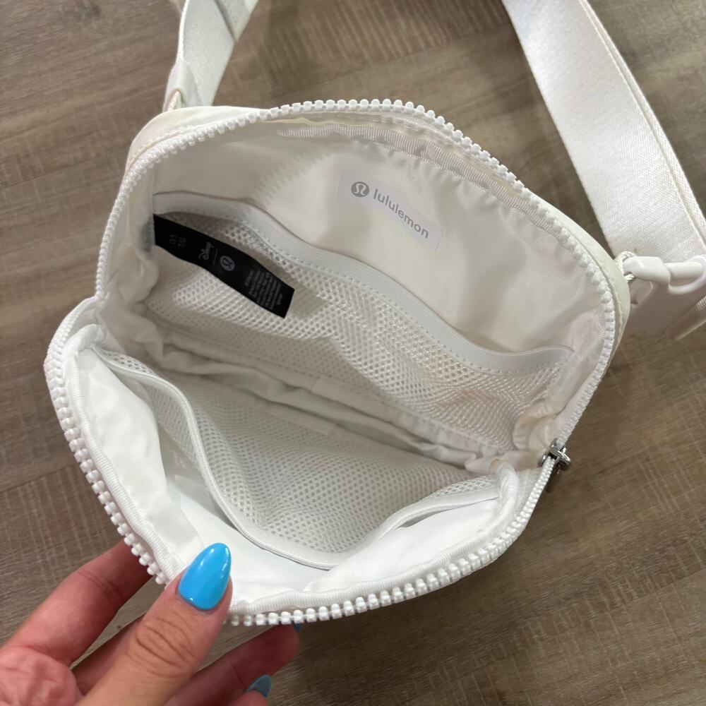 Lululemon Everywhere Belt Bag Mickey Mouse White - Picture 7 of 7